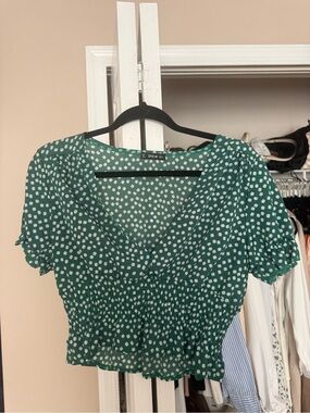 SHEIN Green Floral Print Top with White Daisies